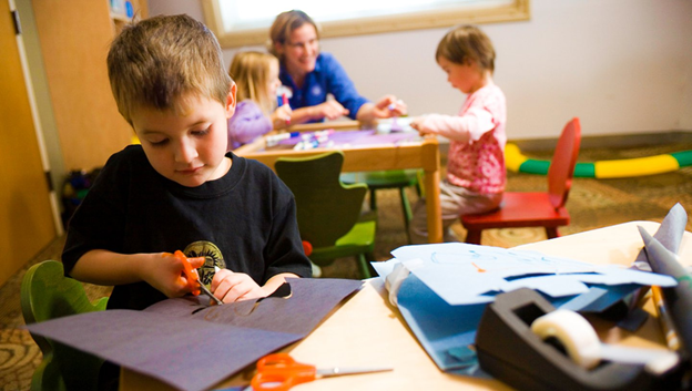 Wenn Sie gerne mit Kindern arbeiten, ist dies der perfekte Job für Sie