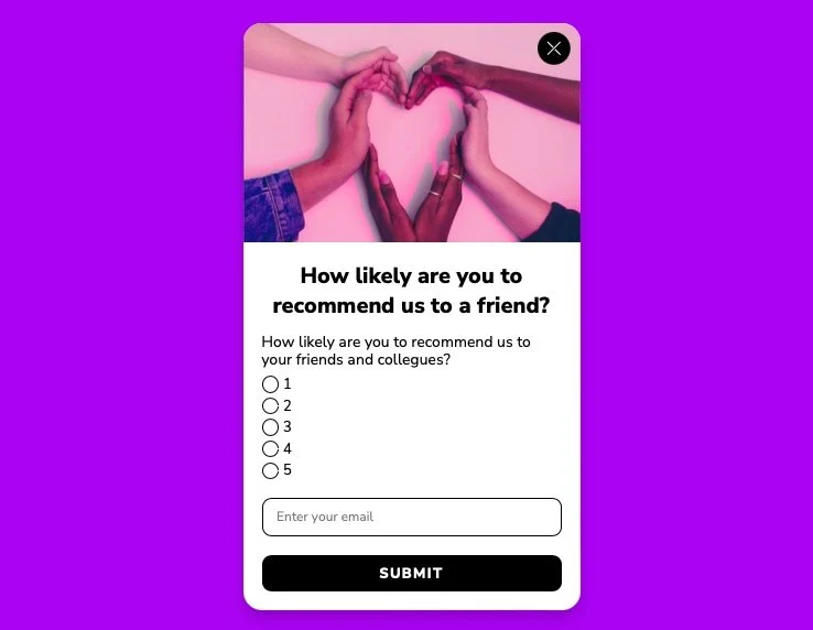 esempio di popup di valutazione del feedback che dice "Quanto è probabile che ci consigli a un amico" e un'immagine di persone che fanno a forma di cuore con le mani