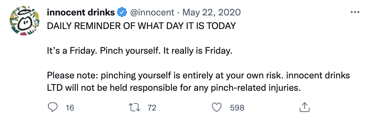 Cita del día en el tuit de Innocent Drinks: "Recordatorio diario de qué día es hoy. Es viernes. Pellizquese. Realmente es viernes. Tenga en cuenta: pellizcarse es bajo su propio riesgo. Innocent Drinks LTD no se hace responsable por cualquier lesión relacionada con un pellizco".