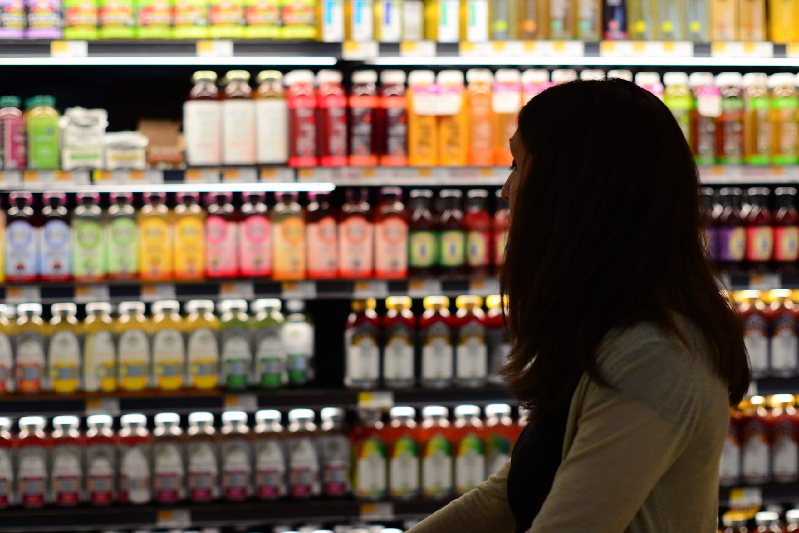 wanita di supermarket mengenali produk