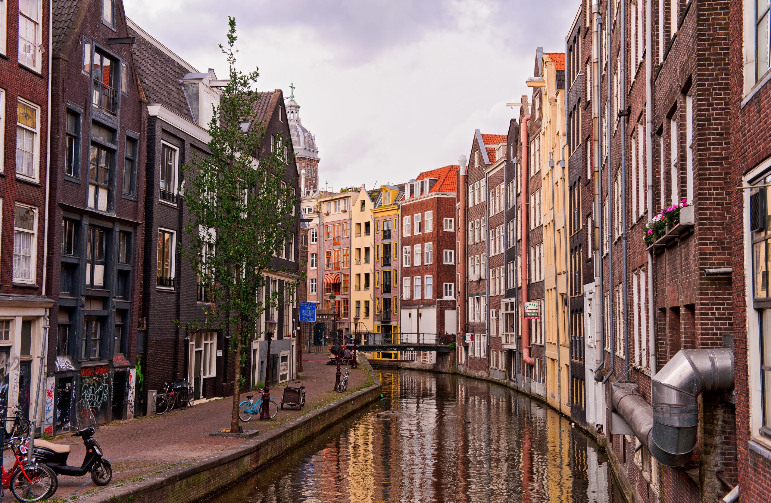 Bangunan di Amsterdam di sebelah kanal