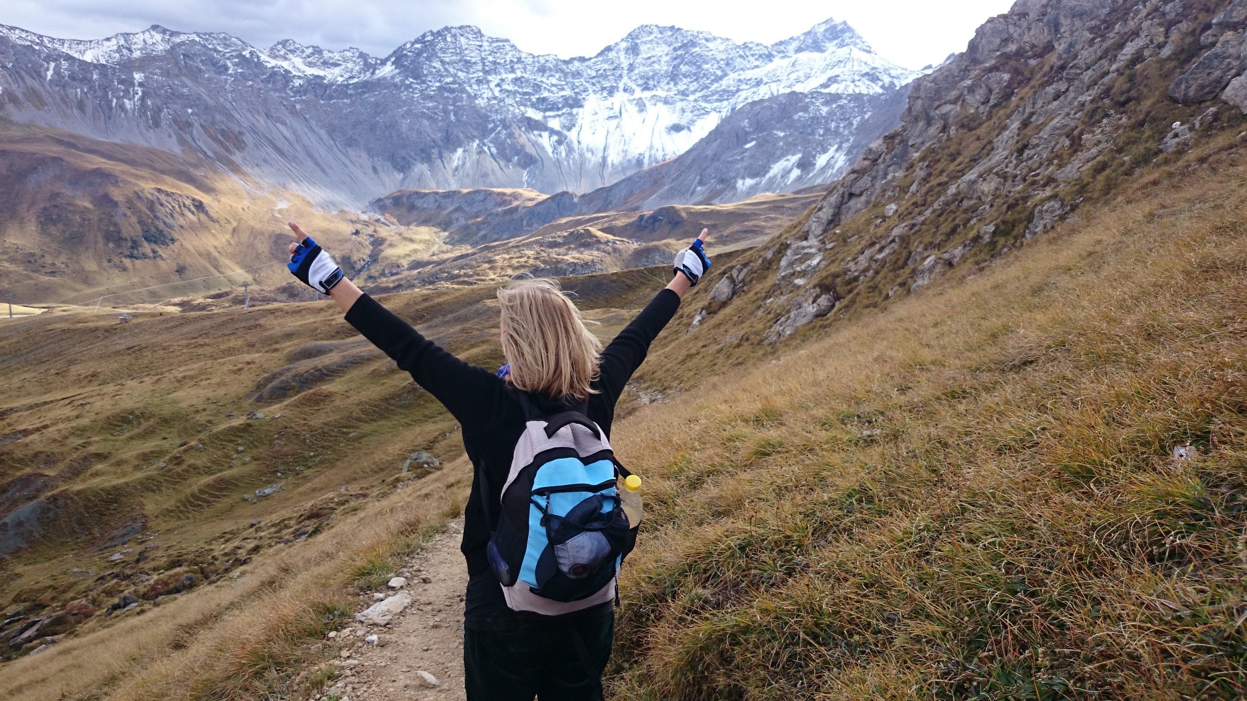 wanita merayakan hiking