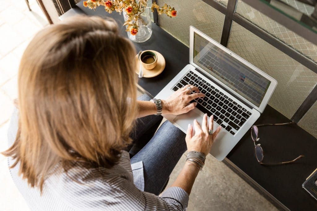 Femeile care lucrează la cafenea cu computere