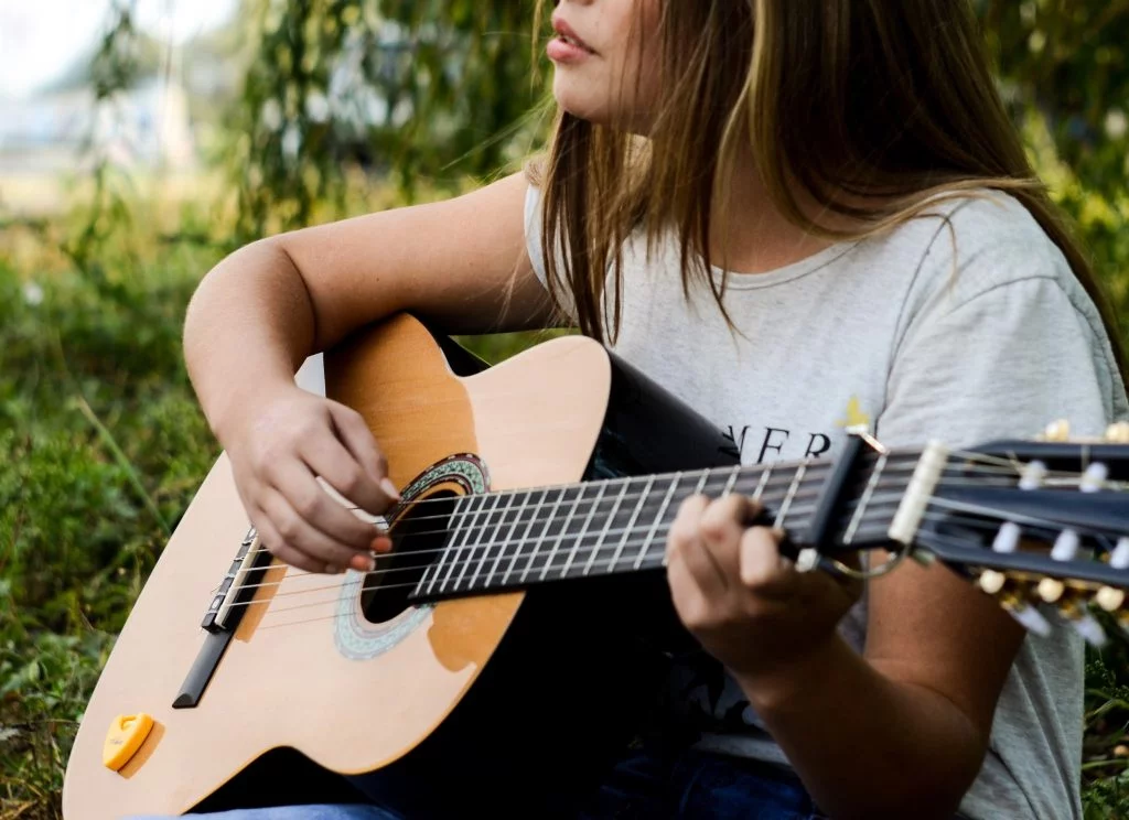 femme jouant de la guitare