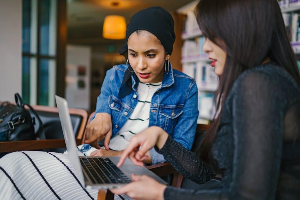 Femeile care vorbesc la computer