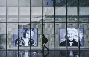 poster wanita dilihat dari luar gedung