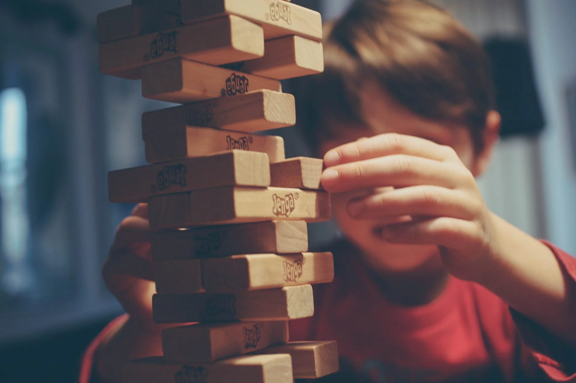 Anak laki-laki bermain jenga