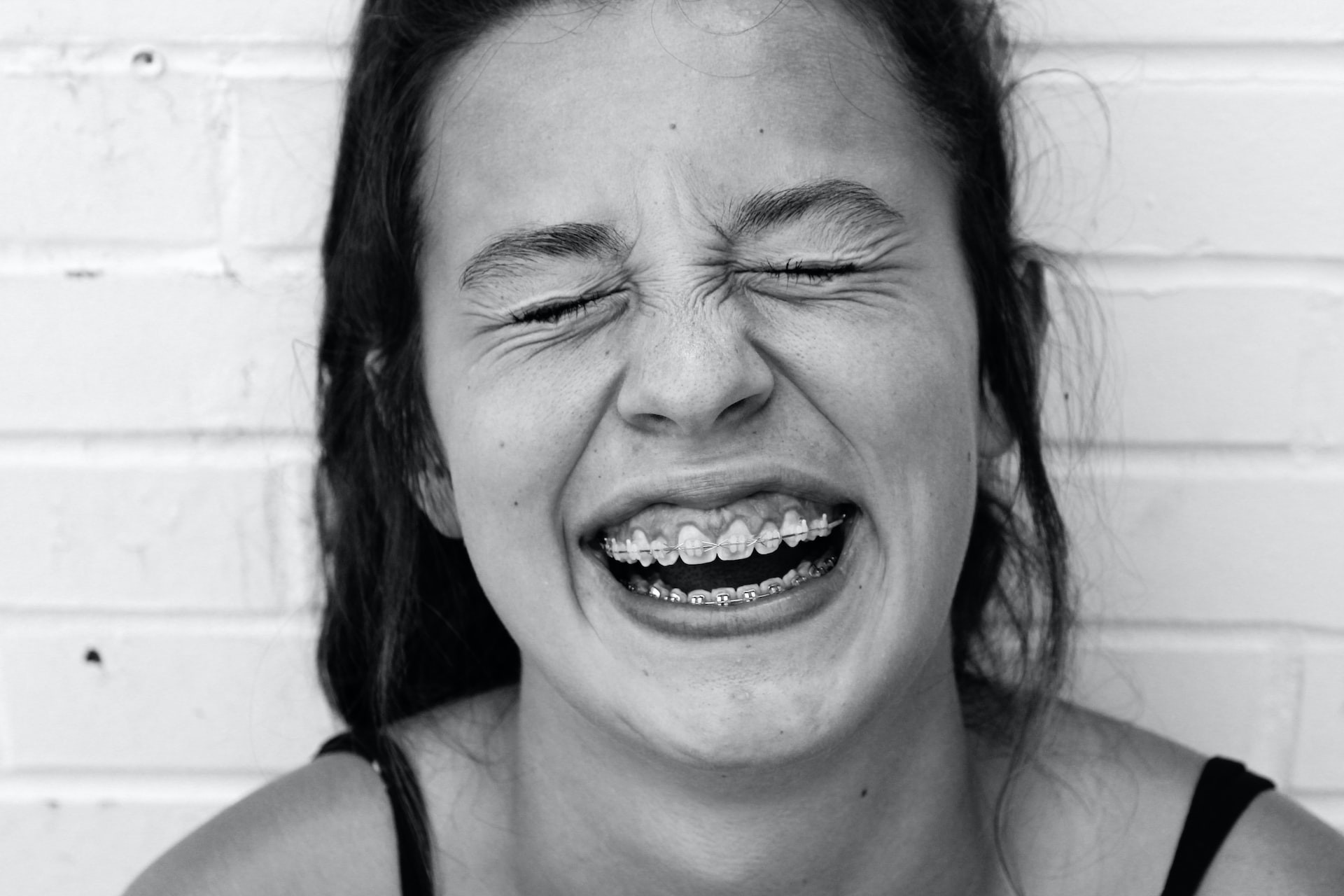 femme souriante en débardeur noir