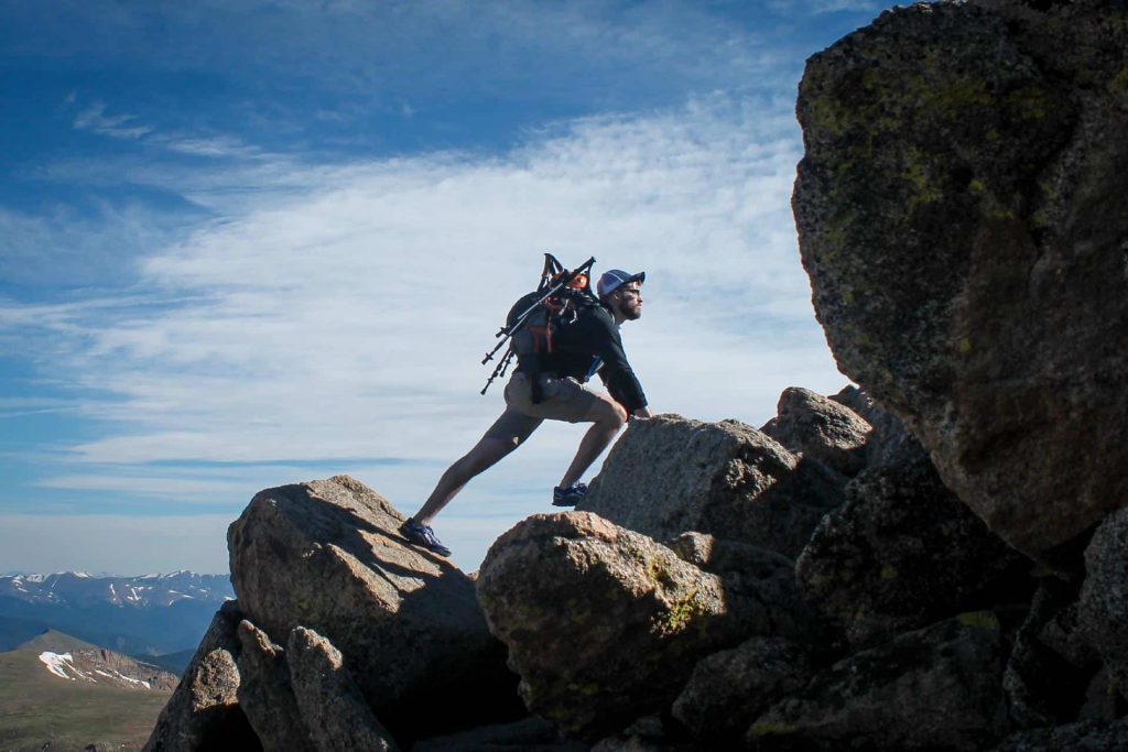 hombre escalando rocas