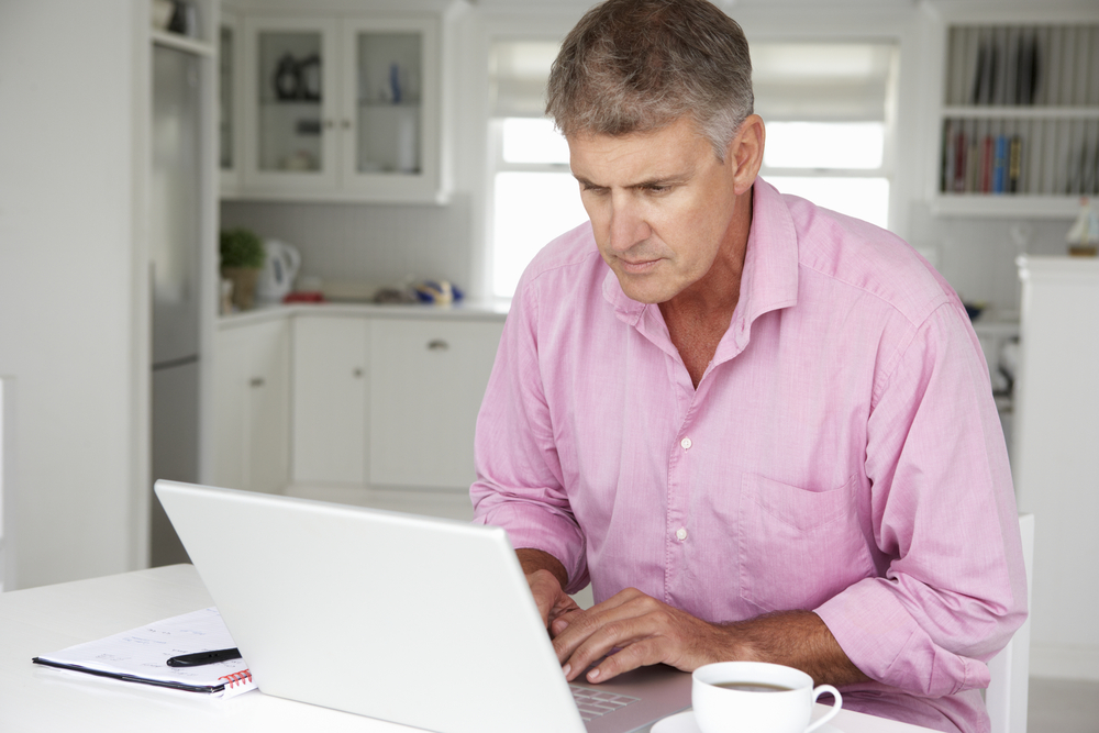 hombre manteniéndose al día con la tecnología