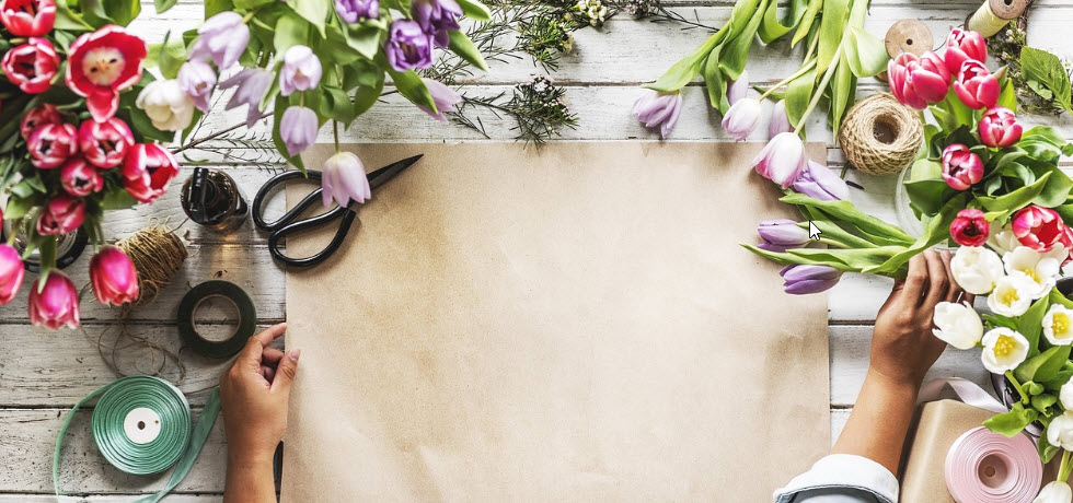 Pequeña empresa de floristería, flores en la mesa.