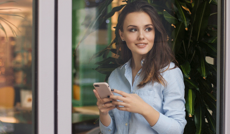 Schöne Frau mit Handy