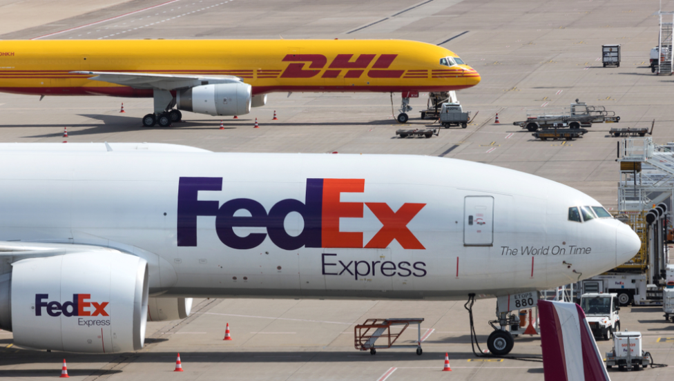 Pesawat kargo FedEx dan DHL di lapangan terbang