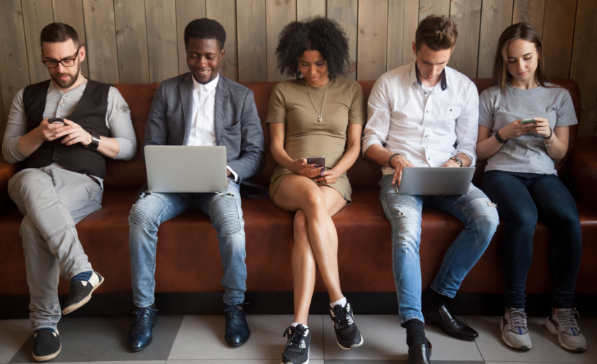 Menschen sitzen und benutzen Mobiltelefone und Laptops