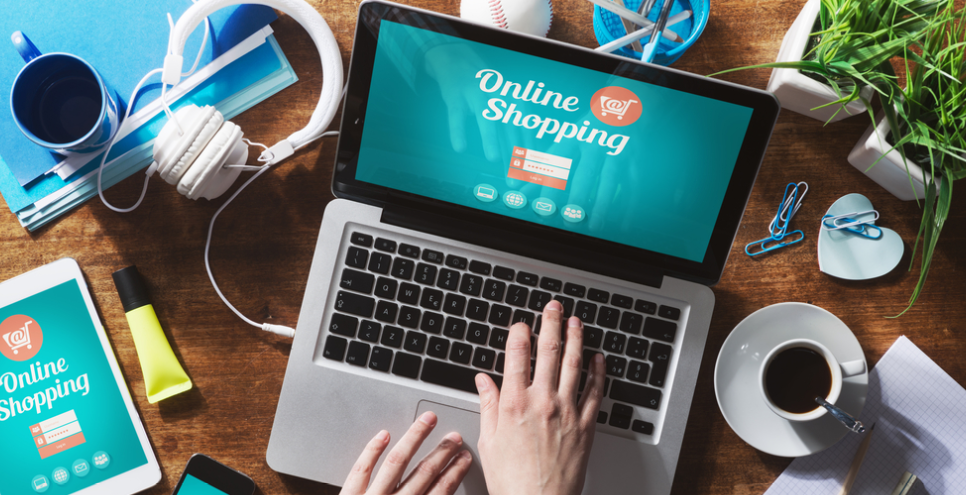 Online-Shopping mit Laptop