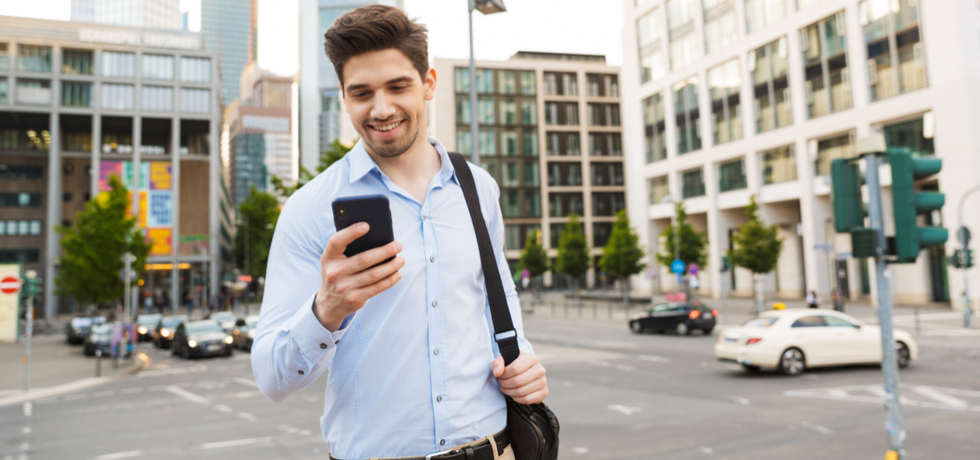 Un joven leyendo un recordatorio de cita desde un teléfono móvil