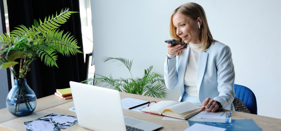 Uma mulher usando mensagens de texto de áudio no escritório