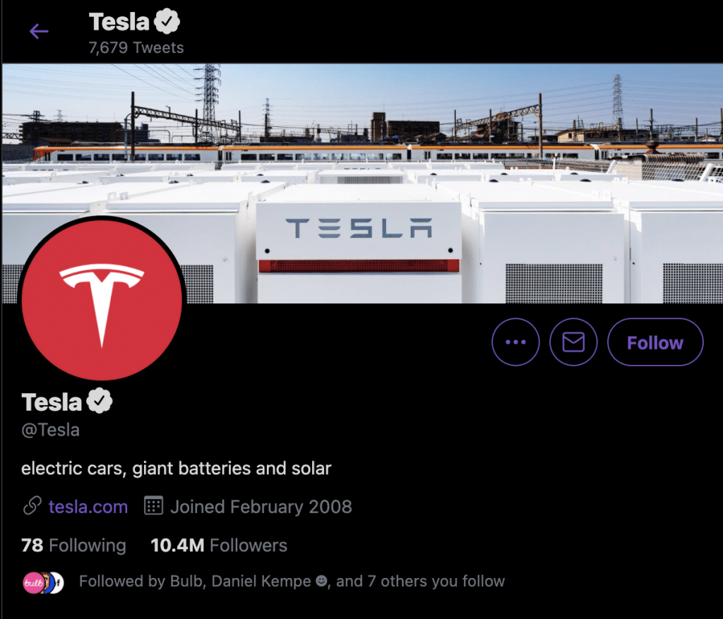 Bio Twitter Tesla adalah "mobil listrik, baterai raksasa, dan tenaga surya".