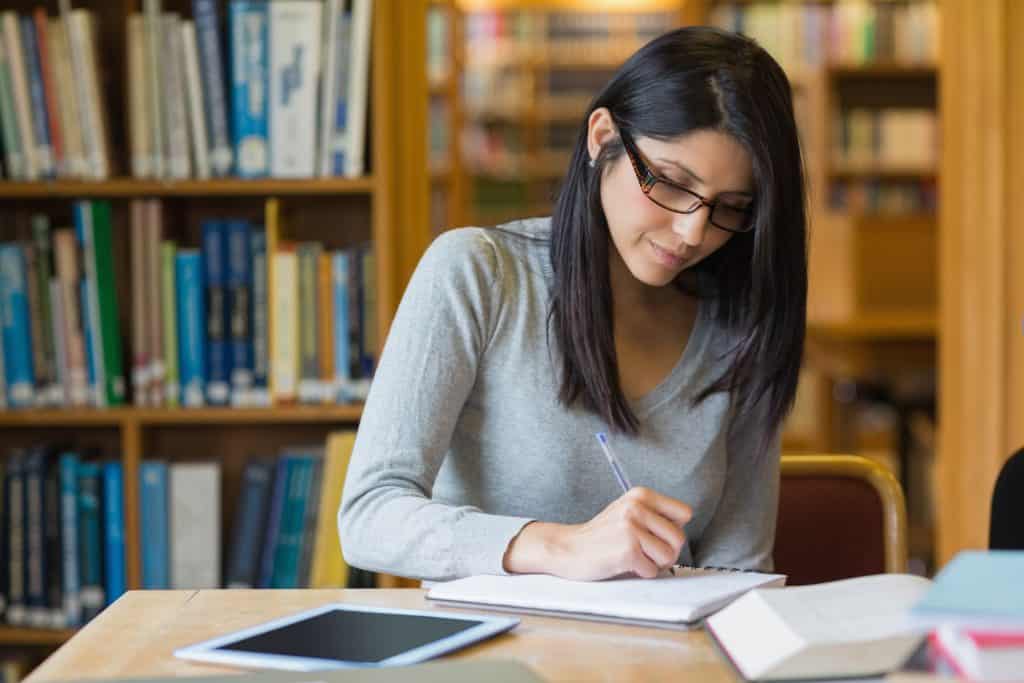 Escritores de libros blancos que investigan