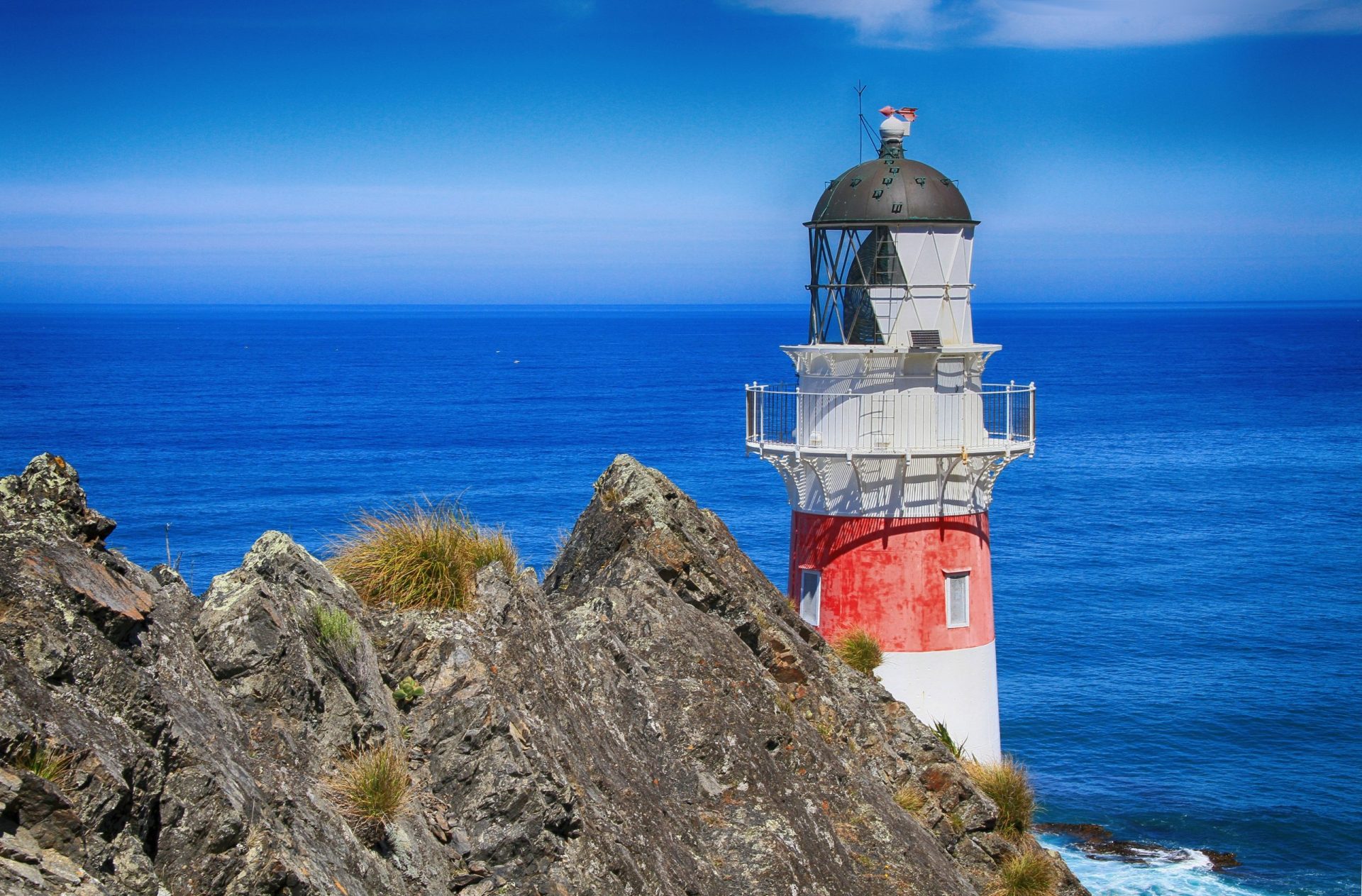 Farol na encosta da falésia.