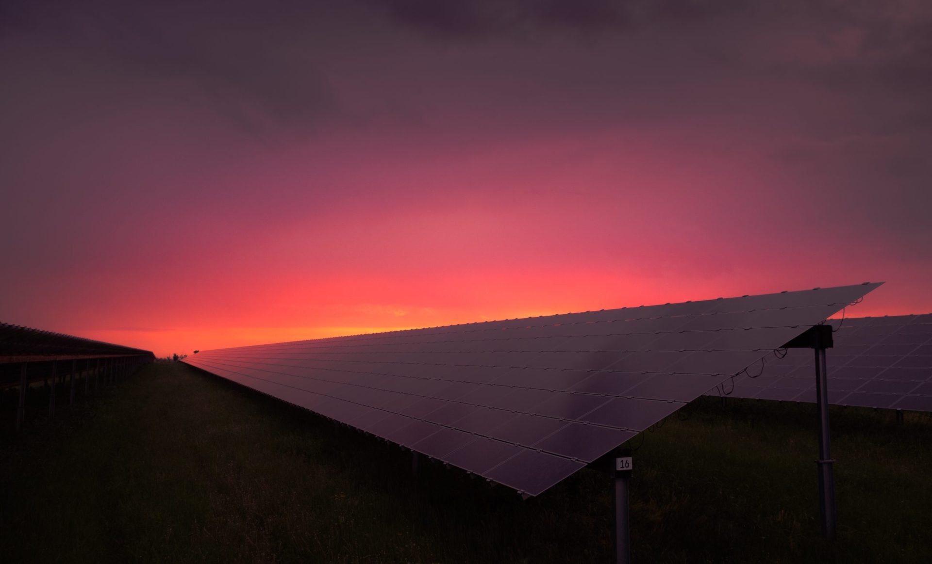 夕日に映える太陽光発電所。