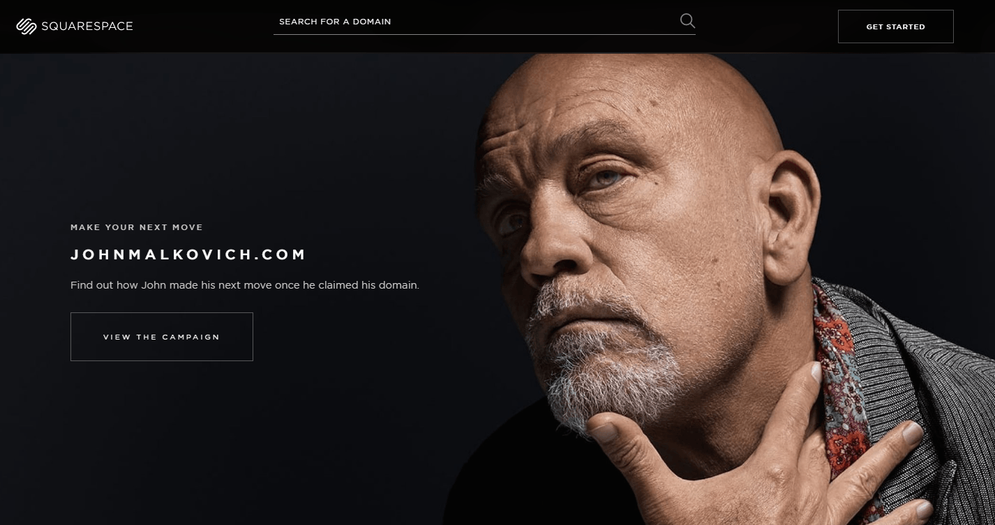 Esta imagen muestra a los especialistas en marketing cómo Squarespace promueve su asociación con John Malkovich mediante el uso de una página de destino posterior al clic sobre cómo reclamar su nombre de dominio.