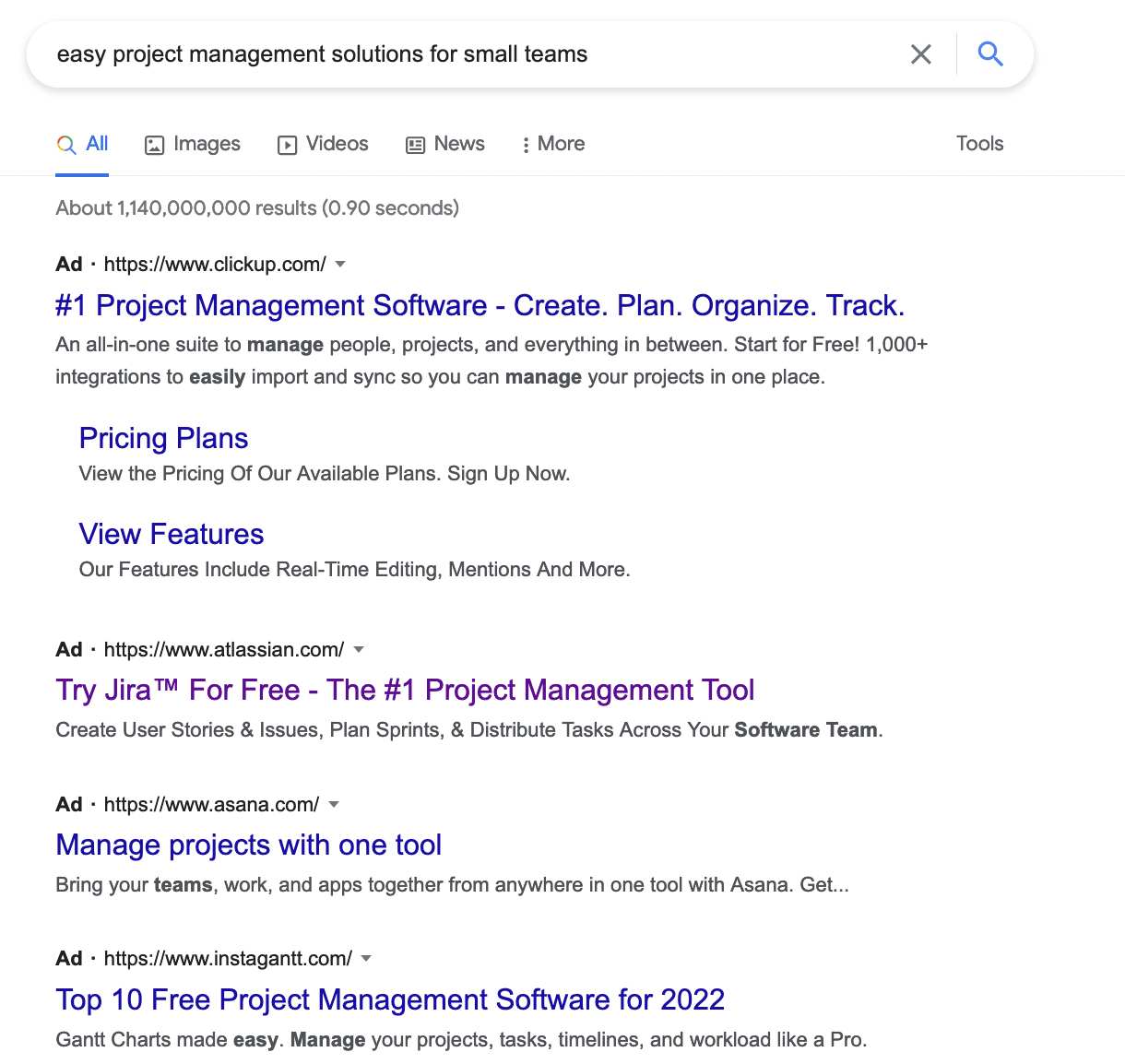 Proje yönetimi çözümleri arayan biri, aşağıdaki "küçük ekipler için kolay proje yönetimi çözümleri" reklamlarını görecektir. Tüm reklamlar, kullanıcının sorgusunda arama anahtar kelimelerini içerir. Potansiyel müşterinin hangi reklamı tıkladığı, reklam metninin onların istekleriyle ne kadar yakından eşleştiğine bağlıdır.