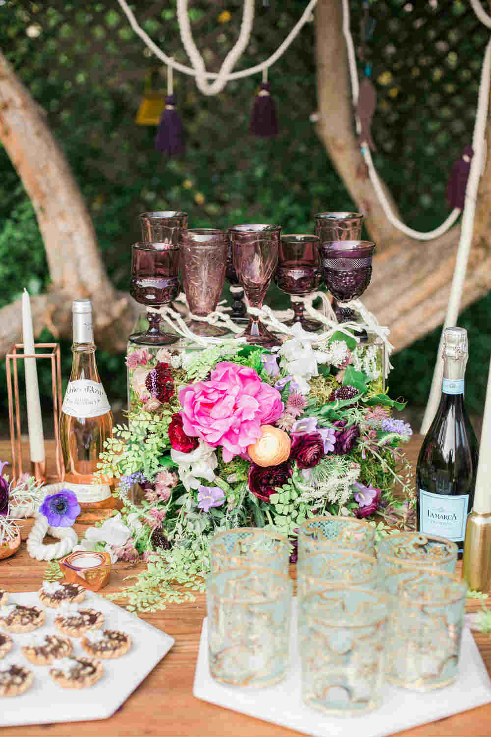 Boho-Brautparty, Brautparty mit böhmischen Blumen, künstlerischen Gläsern, Champagner