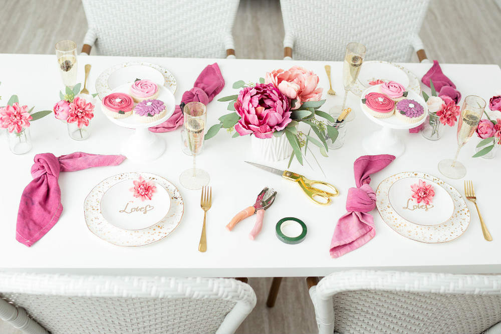 fête nuptiale de fleurs, douche nuptiale avec des fleurs roses