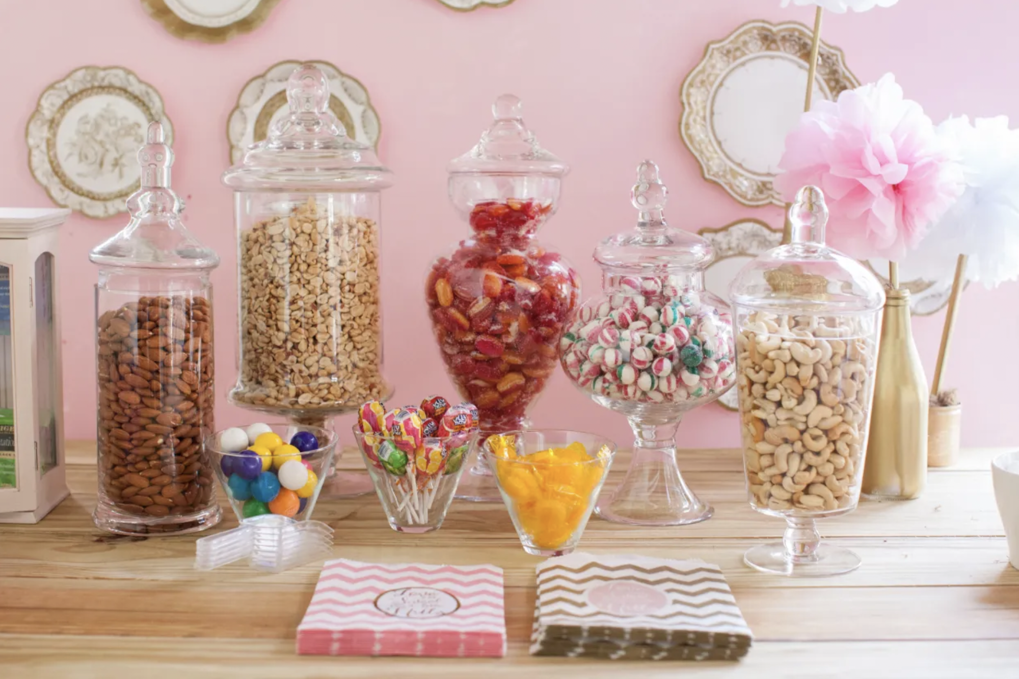 douche nuptiale sur le thème de Candy Crush, pots de bonbons de couleur et de noix