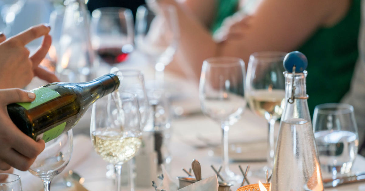 Gente bebiendo vino en una celebración de boda