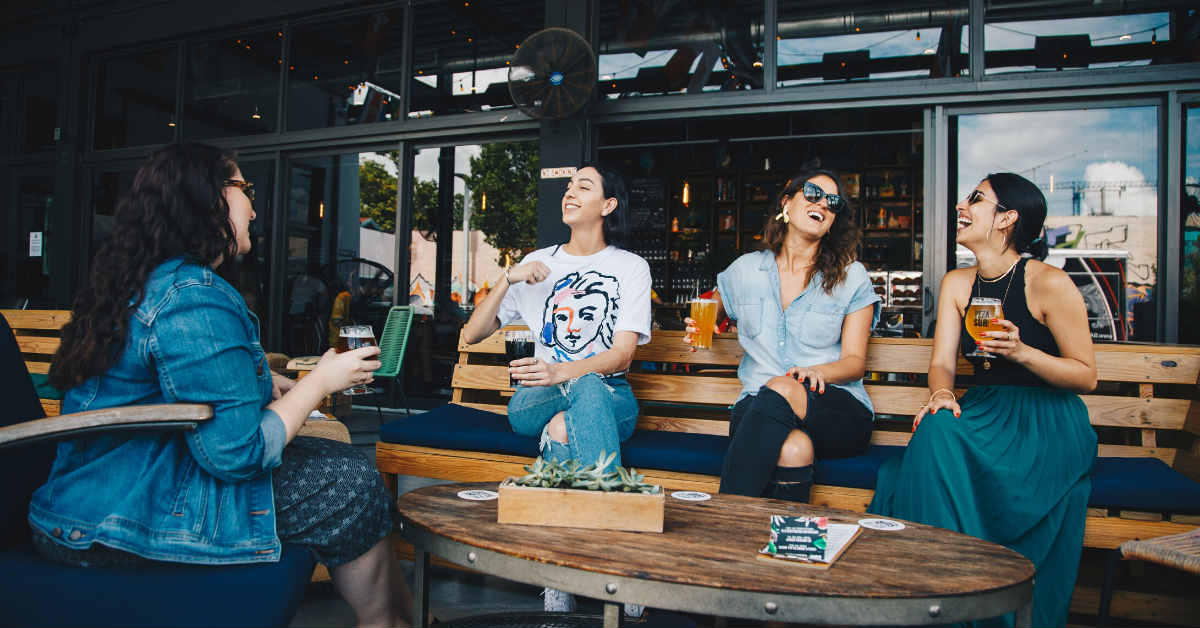 mulheres em um bar