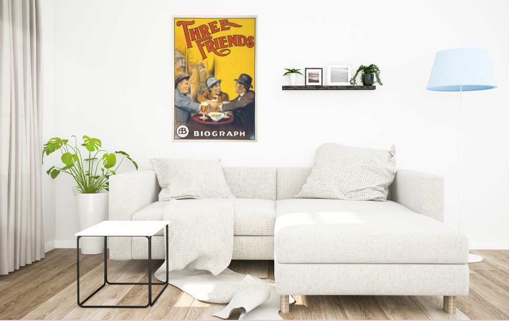 Affiche en métal d'un imprimé vintage accrochée à un mur blanc dans une pièce avec un canapé blanc cassé, une table basse blanche et noire, une plante d'intérieur, un rideau blanc cassé, un sol en bois et un lampadaire