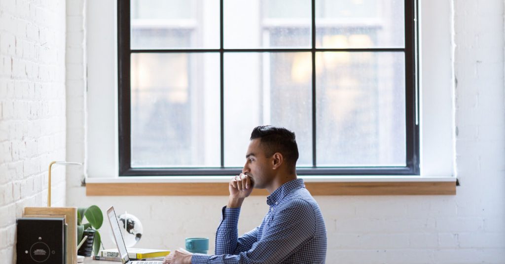 homme vérifiant le site Web de vêtements