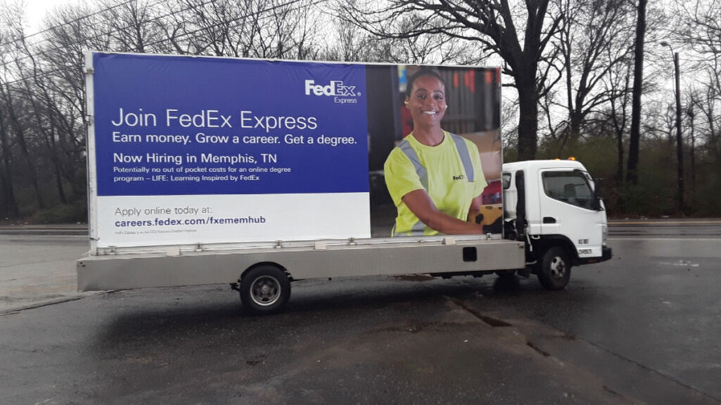 لوحة إعلانات متحركة على شاحنة لشركة FedEx