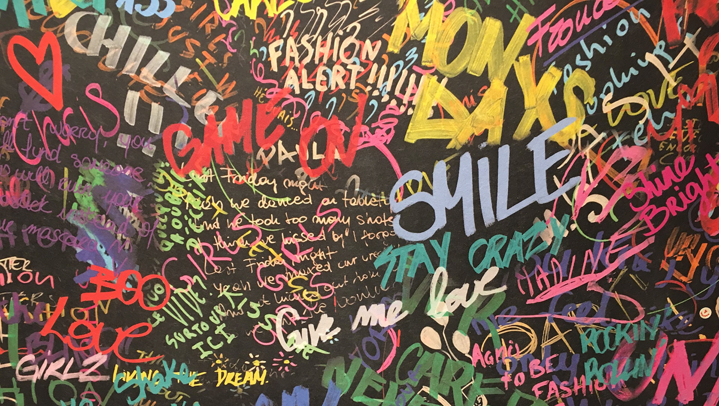 Siyah arka plan üzerine renkli grafiti tarzında yazılmış örtüşen İngilizce sözcükler