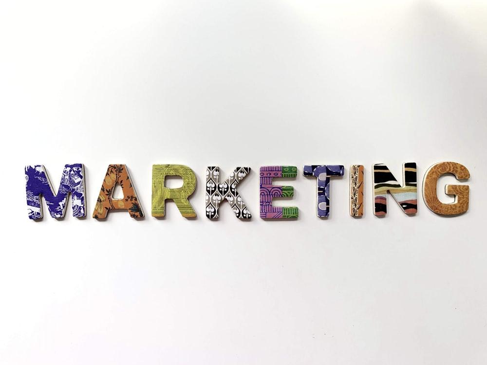 lettera indipendente di marketing multicolore