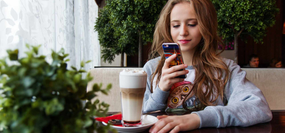 mujer sosteniendo teléfono - marketing de respuesta directa