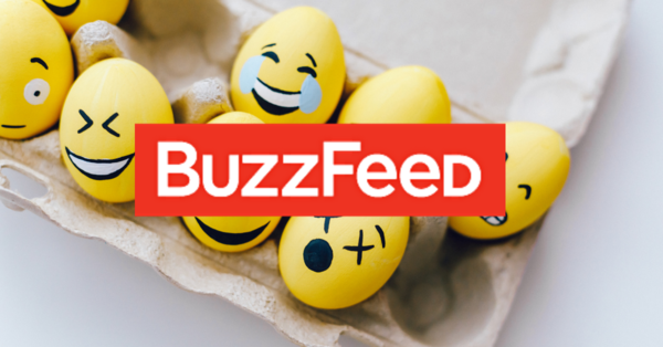 배경에 색칠된 달걀이 있는 Buzzfeed 로고.Buzzfeed에 일어난 일