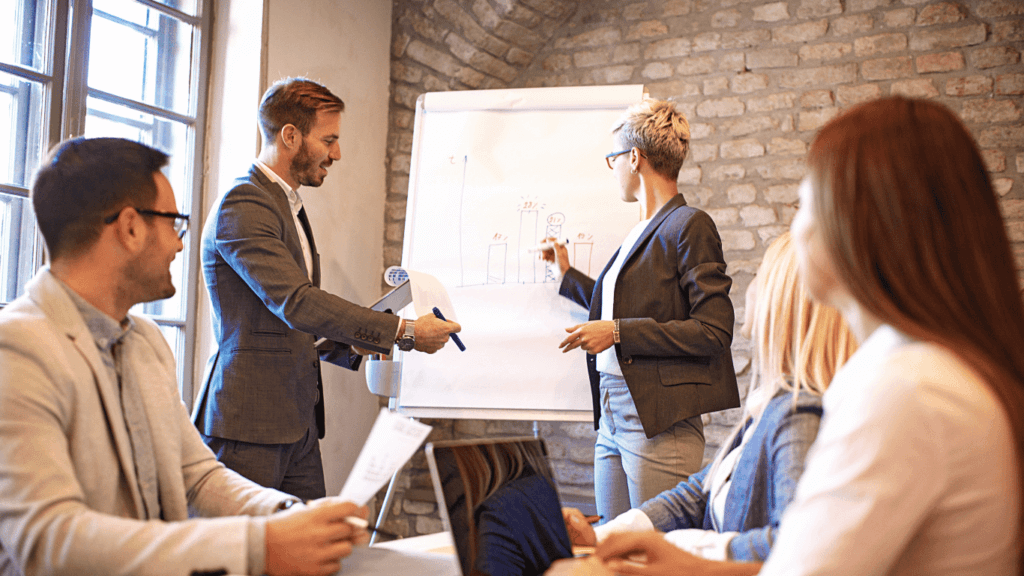 Un grupo de líderes empresariales discutiendo las mejores prácticas para la previsión de ventas