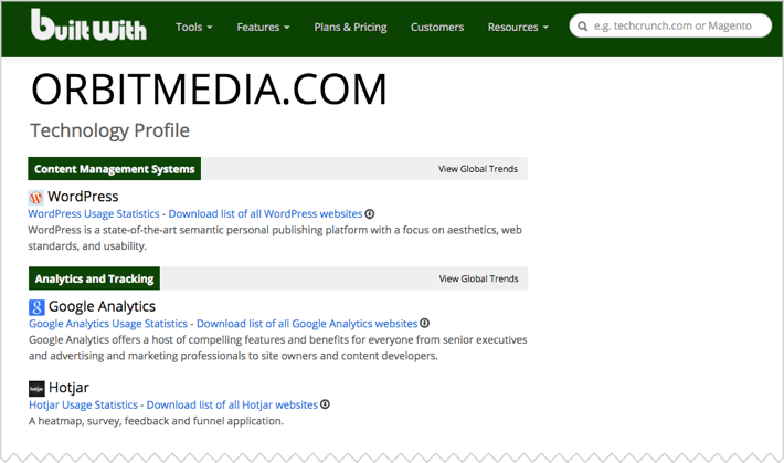 コンテンツ管理システム、Web サーバー、プログラミング言語などの Web サイト テクノロジと分析データを提供する BuiltWith ツール インターフェイスのスクリーンショット。