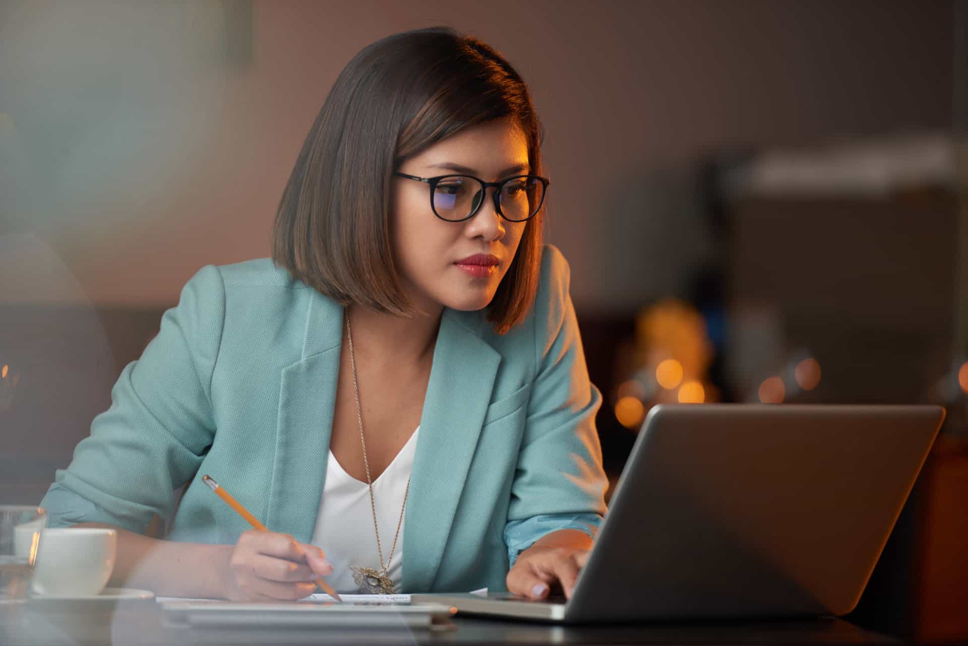 Una mujer realiza un seguimiento de las URL como parte de la migración de SEO.