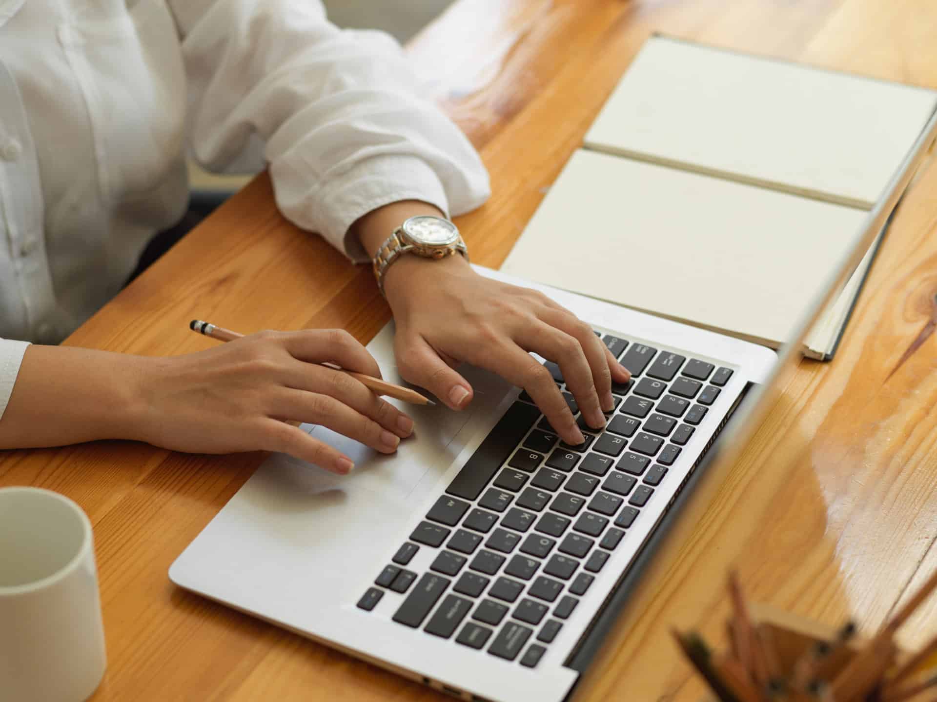 Une femme travaille à l'amélioration du référencement du contenu d'un site.