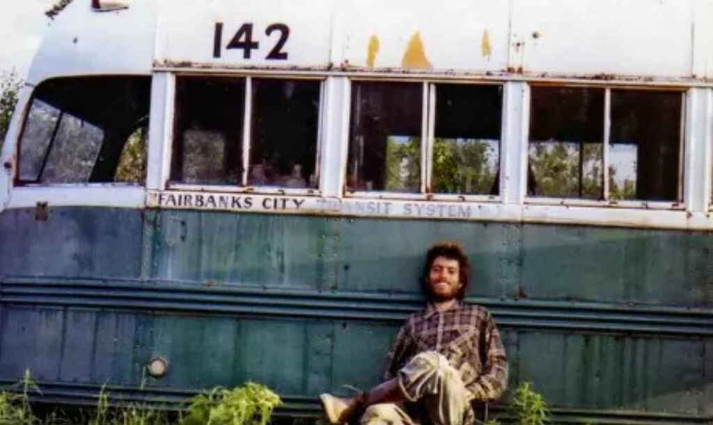 Autoritratto di Chris McCandless davanti all'ormai iconico autobus