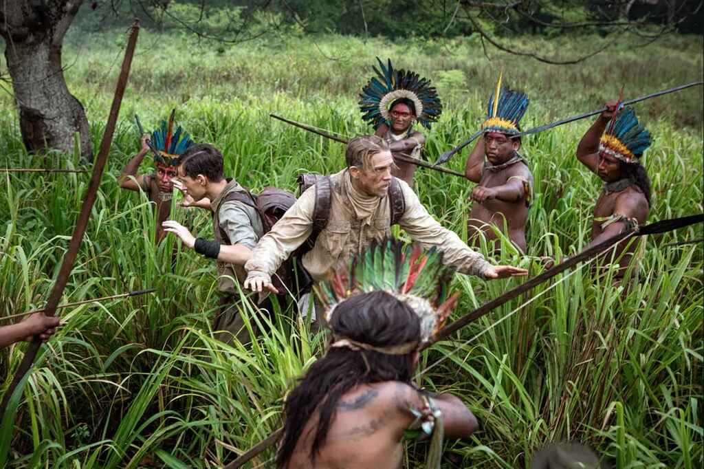 Still do filme A Cidade Perdida de Z em que o explorador é cercado por uma tribo nativa da Amazônia