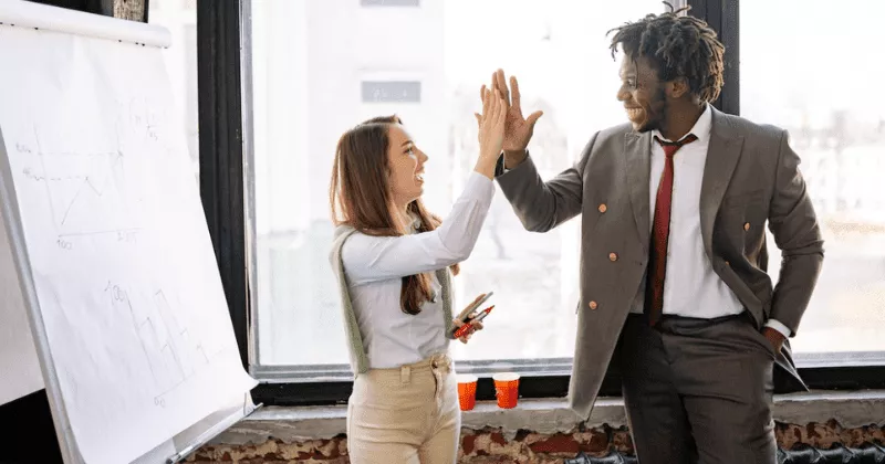 Zwei Kollegen feiern High-Five