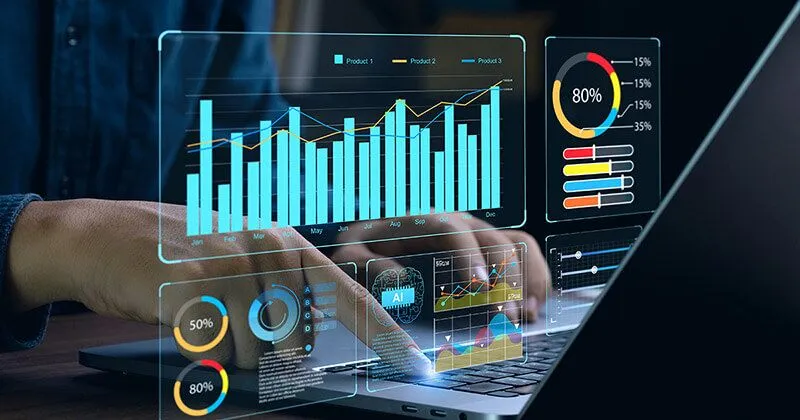 Profesional meninjau data dan analitik di laptop.