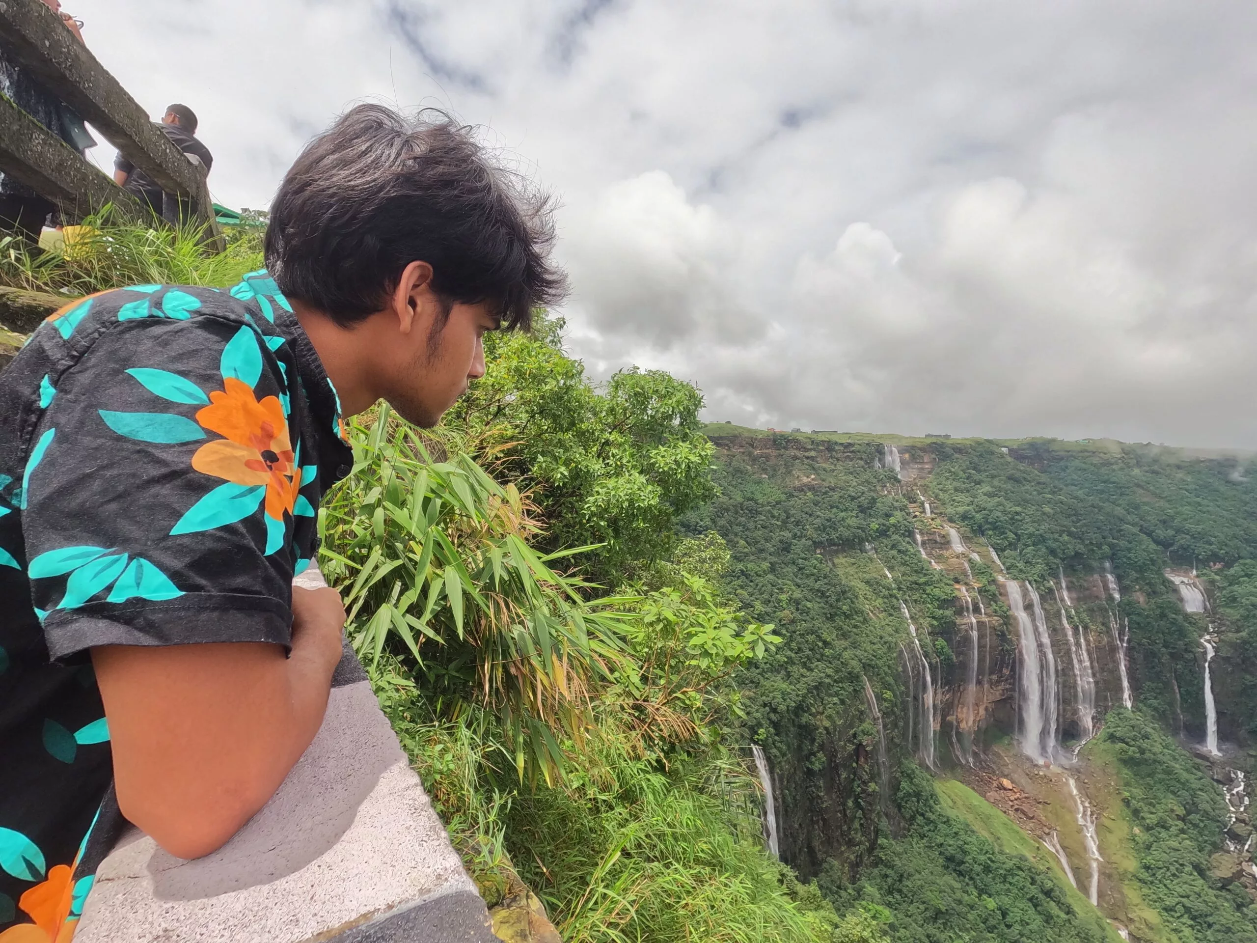 Inu usw. im Wasserfall der sieben Schwestern, Nohsngithiang, Cherrapunji, Meghalaya-min