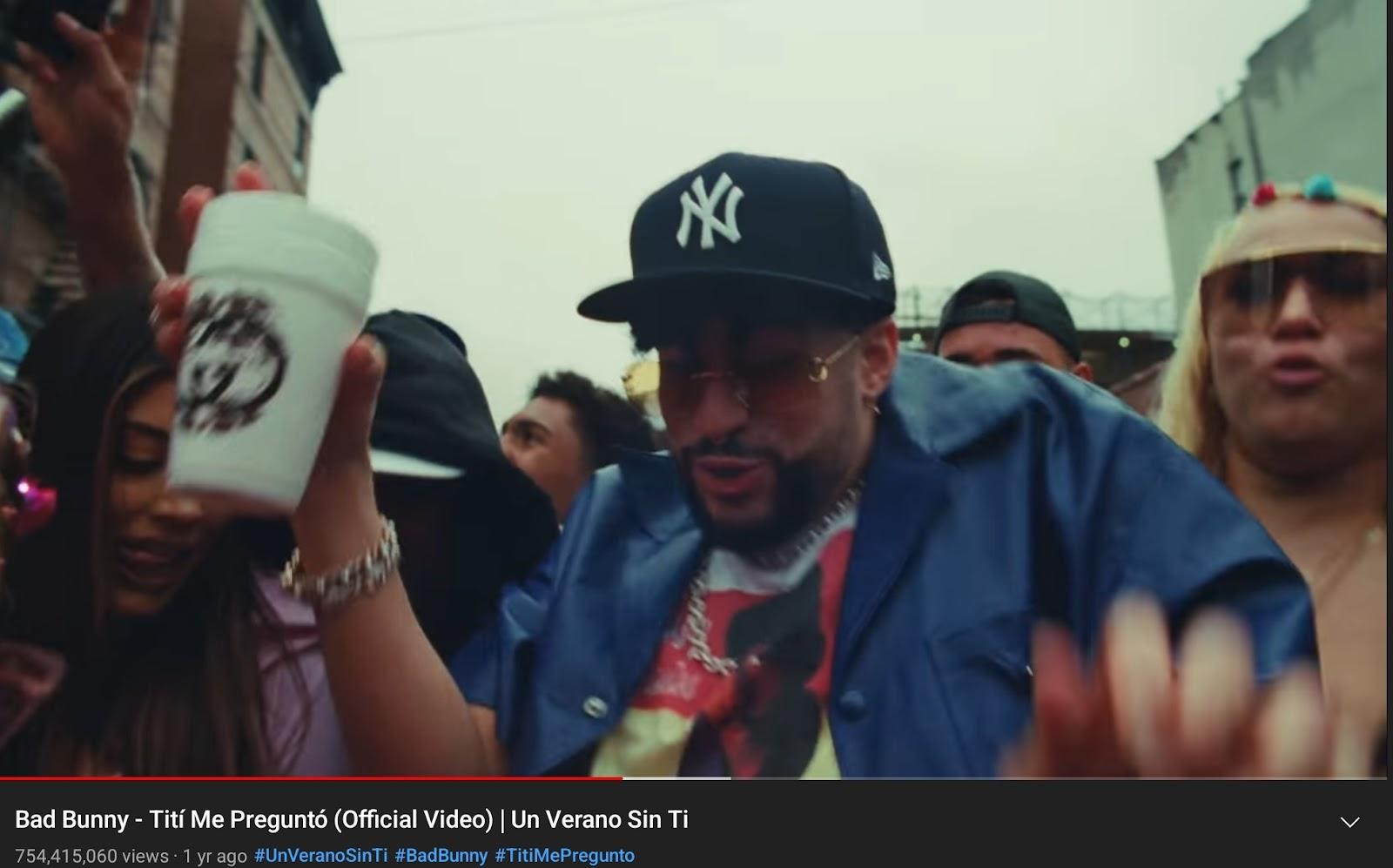 L'image est une image fixe de la vidéo Titi Me Pregunto de Bad Bunny.