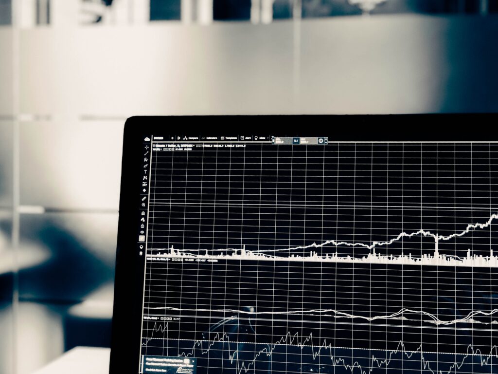 Eine Laptop-Nahaufnahme zeigt ein Liniendiagramm im Vollbildmodus, um die Idee der ABM-KPIs zu veranschaulichen.